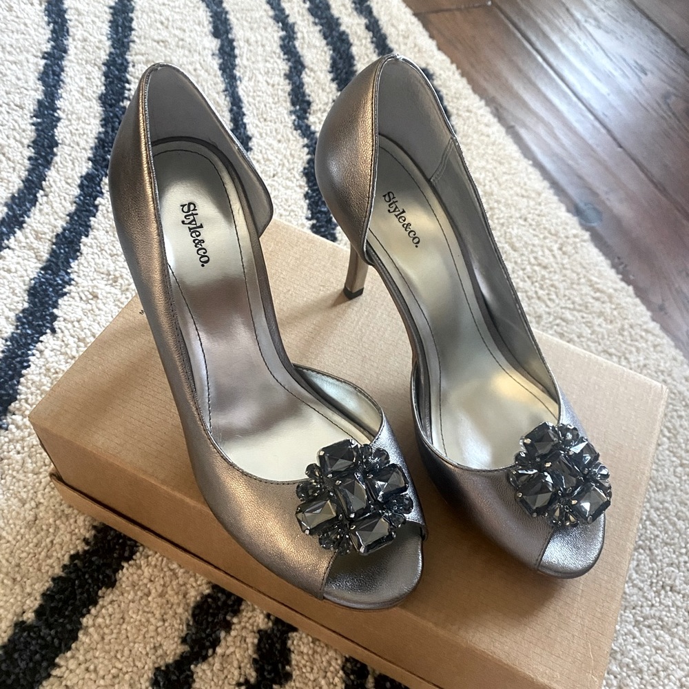 Style & Co. Endora Peep Toe Jeweled Metallic Silver Pumps